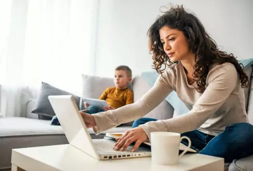 Mom blogger working from home